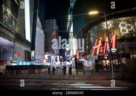 (200602) -- NEW YORK, le 2 juin 2020 (Xinhua) -- les policiers gardent la garde à Times Square après le couvre-feu à New York, aux États-Unis, le 1er juin 2020. La ville de New York a été mise sous le couvre-feu lundi soir pour contenir les manifestations violentes à la suite de la mort de l'homme noir George Floyd, selon une déclaration conjointe du maire Bill de Blasio et du gouverneur de l'État de New York Andrew Cuomo. (Photo de Michael Nagle/Xinhua) Banque D'Images