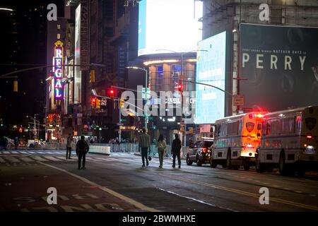 (200602) -- NEW YORK, 2 juin 2020 (Xinhua) -- les gens descendent la 42e rue après le couvre-feu à New York, aux États-Unis, le 1er juin 2020. La ville de New York a été mise sous le couvre-feu lundi soir pour contenir les manifestations violentes à la suite de la mort de l'homme noir George Floyd, selon une déclaration conjointe du maire Bill de Blasio et du gouverneur de l'État de New York Andrew Cuomo. (Photo de Michael Nagle/Xinhua) Banque D'Images