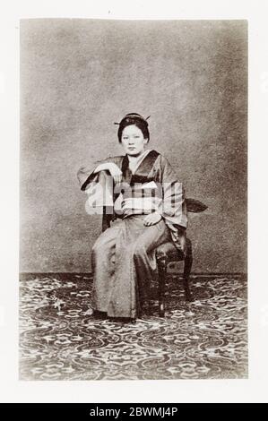 Photographie du XIXe siècle - Portrait photographique du Japon, probablement l'œuvre du photographe japonais Shimooka Renjo - femme assise. Banque D'Images