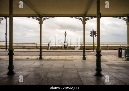 Couple marchant le long de la promenade à Margate main Sands lors d'une journée de couvert terne à Margate, Kent, Angleterre Banque D'Images