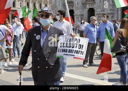 Milan (Italie), à l'occasion du 2 juin, jour de la République, les partis de droite, la Ligue de Matteo Salvini, Fratelli d'Italia de Giorgia Meloni et Forza Italia de Berlusconi ont occupé les places de nombreuses villes italiennes en protestation contre la gestion de l'épidémie du coronavirus par le gouvernement et les mesures pour contraster la crise économique qui en résulte. Banque D'Images