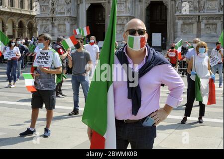 Milan (Italie), à l'occasion du 2 juin, jour de la République, les partis de droite, la Ligue de Matteo Salvini, Fratelli d'Italia de Giorgia Meloni et Forza Italia de Berlusconi ont occupé les places de nombreuses villes italiennes en protestation contre la gestion de l'épidémie du coronavirus par le gouvernement et les mesures pour contraster la crise économique qui en résulte. Banque D'Images