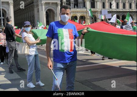 Milan (Italie), à l'occasion du 2 juin, jour de la République, les partis de droite, la Ligue de Matteo Salvini, Fratelli d'Italia de Giorgia Meloni et Forza Italia de Berlusconi ont occupé les places de nombreuses villes italiennes en protestation contre la gestion de l'épidémie du coronavirus par le gouvernement et les mesures pour contraster la crise économique qui en résulte. Banque D'Images