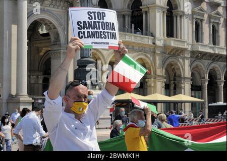 Milan (Italie), à l'occasion du 2 juin, jour de la République, les partis de droite, la Ligue de Matteo Salvini, Fratelli d'Italia de Giorgia Meloni et Forza Italia de Berlusconi ont occupé les places de nombreuses villes italiennes en protestation contre la gestion de l'épidémie du coronavirus par le gouvernement et les mesures pour contraster la crise économique qui en résulte. Banque D'Images