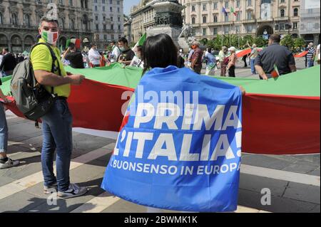 Milan (Italie), à l'occasion du 2 juin, jour de la République, les partis de droite, la Ligue de Matteo Salvini, Fratelli d'Italia de Giorgia Meloni et Forza Italia de Berlusconi ont occupé les places de nombreuses villes italiennes en protestation contre la gestion de l'épidémie du coronavirus par le gouvernement et les mesures pour contraster la crise économique qui en résulte. Banque D'Images