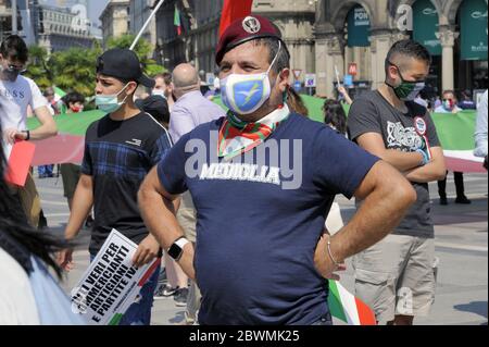 Milan (Italie), à l'occasion du 2 juin, jour de la République, les partis de droite, la Ligue de Matteo Salvini, Fratelli d'Italia de Giorgia Meloni et Forza Italia de Berlusconi ont occupé les places de nombreuses villes italiennes en protestation contre la gestion de l'épidémie du coronavirus par le gouvernement et les mesures pour contraster la crise économique qui en résulte. Banque D'Images