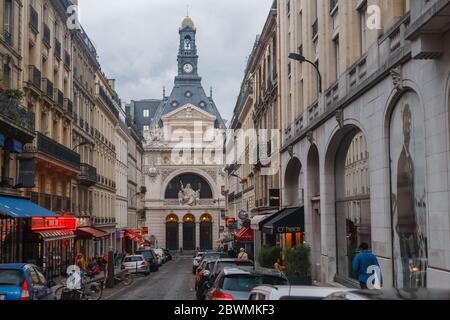 Paris, France - juillet 13 2019 : immeuble BNP Paribas sur le boulevard des Italiens à Paris au crépuscule en surmoulé Banque D'Images