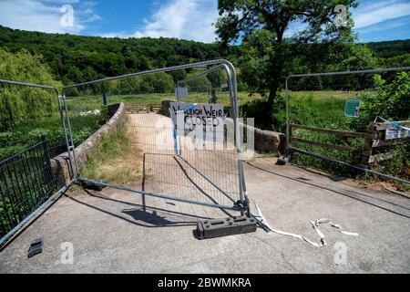 Les gens continuent de affluer vers Warleigh Weir sur la rivière Avon près de Bath dans Somerset, malgré la fermeture du centre de beauté au public. Banque D'Images