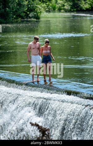 Les gens continuent de affluer vers Warleigh Weir sur la rivière Avon près de Bath dans Somerset, malgré la fermeture du centre de beauté au public. Banque D'Images