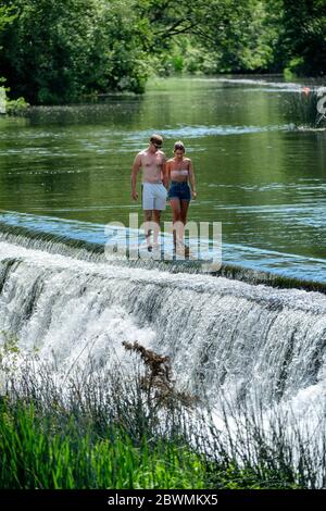Les gens continuent de affluer vers Warleigh Weir sur la rivière Avon près de Bath dans Somerset, malgré la fermeture du centre de beauté au public. Banque D'Images