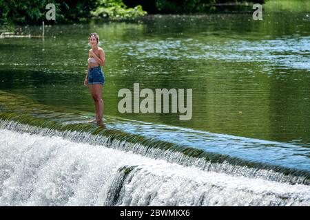 Les gens continuent de affluer vers Warleigh Weir sur la rivière Avon près de Bath dans Somerset, malgré la fermeture du centre de beauté au public. Banque D'Images