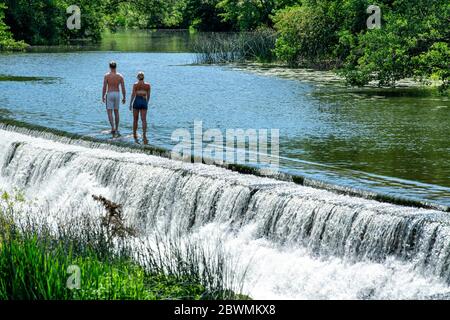 Les gens continuent de affluer vers Warleigh Weir sur la rivière Avon près de Bath dans Somerset, malgré la fermeture du centre de beauté au public. Banque D'Images