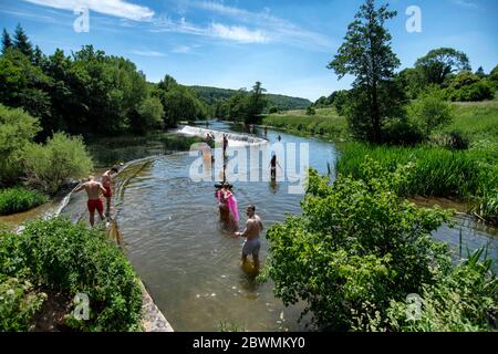 Les gens continuent de affluer vers Warleigh Weir sur la rivière Avon près de Bath dans Somerset, malgré la fermeture du centre de beauté au public. Banque D'Images