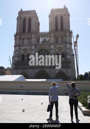 Paris, le 2 juin. 15 avril 2019. Les gens visitent l'espace ouvert en face de la cathédrale notre-Dame de Paris, France, le 2 juin 2020. Le Parvis notre-Dame a été rouvert au public à partir de mai 31 après plus d'un an de fermeture à cause de l'incendie énorme qui a eu lieu le 15 avril 2019. Crédit: Gao Jing/Xinhua/Alay Live News Banque D'Images