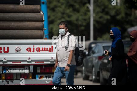 (200602) -- GIZA, 2 juin 2020 (Xinhua) -- UN homme portant un masque de visage marche dans une rue à Giza, en Égypte, le 2 juin 2020. L'Égypte a signalé lundi 1,399 nouveaux cas de COVID-19, portant le nombre total dans le pays à 26,384. (Xinhua/Wu Huiwo) Banque D'Images