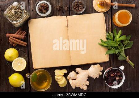 Médecine traditionnelle, vieilles recettes pour la médecine traditionnelle. Herbes traditionnelles chinoises utilisées dans la médecine alternative de fines herbes, vue de dessus Banque D'Images