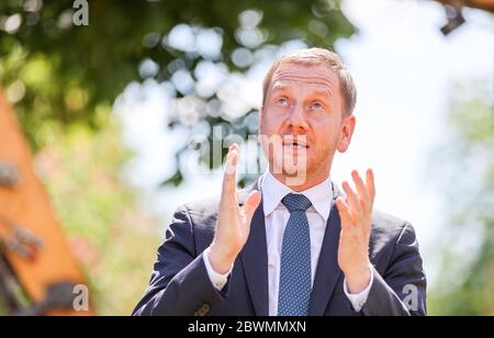 Colditz, Allemagne. 02 juin 2020. Michael Kretschmer (CDU), Premier ministre de Saxe, prend la parole lors de la cérémonie révolutionnaire d'une nouvelle station de sauvetage. Le nouveau bâtiment doit remplacer la station existante, qui date de 1991. Le bâtiment fonctionnel émergent offre de l'espace pour une ambulance et une ambulance de transport de patients ainsi que des salles de loisirs et de toilette pour les ambulanciers paramédicaux. En moyenne, 1,600 opérations de sauvetage et transports de patients sont comptés chaque année à Colditz et dans la région. Crédit : Jan Woitas/dpa-Zentralbild/dpa/Alay Live News Banque D'Images