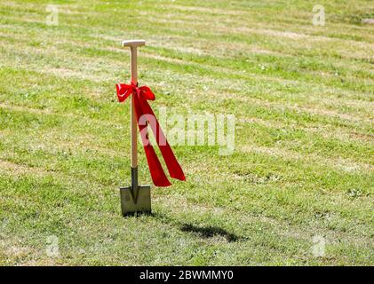 Colditz, Allemagne. 02 juin 2020. Une bêche décorée d'un ruban rouge est sur le point de briser la terre pour une nouvelle station de secours sur un pré. Le nouveau bâtiment doit remplacer le bâtiment de garde existant, qui date de 1991. Le bâtiment fonctionnel émergent offre de l'espace pour une ambulance et une ambulance de transport de patients ainsi que des salles de loisirs et de toilette pour les ambulanciers paramédicaux. En moyenne, 1,600 opérations de sauvetage et transports de patients sont comptés chaque année à Colditz et dans la région. Crédit : Jan Woitas/dpa-Zentralbild/dpa/Alay Live News Banque D'Images