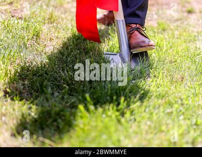 Colditz, Allemagne. 02 juin 2020. Michael Kretschmer (CDU), Premier ministre de Saxe, utilise la bêche pour briser le sol d'une nouvelle station de sauvetage dans un pré. Le nouveau bâtiment doit remplacer la station existante, qui date de 1991. Le bâtiment fonctionnel émergent offre de l'espace pour une ambulance et une ambulance de transport de patients ainsi que des salles de loisirs et de toilette pour les ambulanciers paramédicaux. En moyenne, 1,600 opérations de sauvetage et transports de patients sont comptés chaque année à Colditz et dans la région. Crédit : Jan Woitas/dpa-Zentralbild/dpa/Alay Live News Banque D'Images