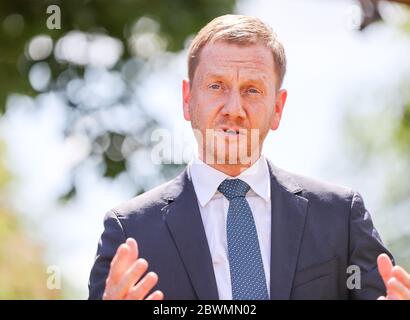 Colditz, Allemagne. 02 juin 2020. Michael Kretschmer (CDU), Premier ministre de Saxe, prend la parole lors de la cérémonie révolutionnaire d'une nouvelle station de sauvetage. Le nouveau bâtiment doit remplacer la station existante, qui date de 1991. Le bâtiment fonctionnel émergent offre de l'espace pour une ambulance et une ambulance de transport de patients ainsi que des salles de loisirs et de toilette pour les ambulanciers paramédicaux. En moyenne, 1,600 opérations de sauvetage et transports de patients sont comptés chaque année à Colditz et dans la région. Crédit : Jan Woitas/dpa-Zentralbild/dpa/Alay Live News Banque D'Images