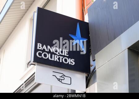 Bordeaux , Aquitaine / France - 05 05 2020 : Banque Courtois logo de la banque française guichet automatique Banque D'Images