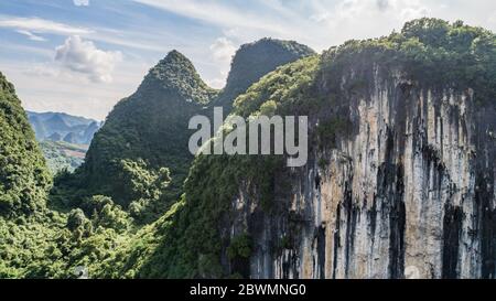 Vue sur la falaise et les montagnes dans un après-midi ensoleillé, Guilin, Chine Banque D'Images