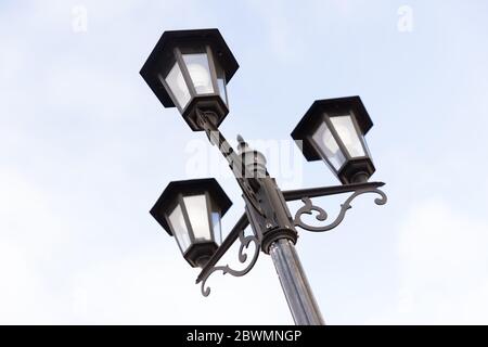 Triple lampadaire classique avec lampes en verre Banque D'Images