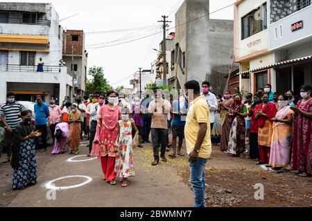 Kolhapur, Maharashtra, Inde. 1er juin 2020. Corona positive huit ans fille combat avec corona et retour à la maison de l'hôpital COVID. Elle a porté un esprit fugghter et a reçu un accueil chaleureux de la part des résidents de sa colonie. Les résidences ont aidé sa famille à faire des courses pendant un mois. Des voisins l'accueillèrent avec sa mère à l'entrée de la colonie de Kolhapur. Credit: Abhijeet Gurjar/ZUMA Wire/Alay Live News Banque D'Images