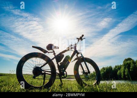 Vélo électrique avec roues épaisses sur le fond de la belle nature. Un passe-temps sportif agréable. Fatbike. Banque D'Images