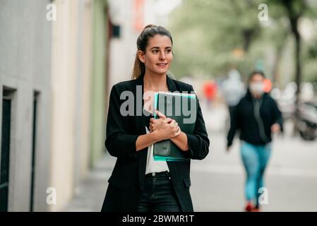 une jeune femme de direction se rend au bureau pour travailler dans une rue Banque D'Images