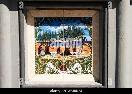 Grèce, île de Karpathos, août 16 2008 - Fontaine avec de belles décorations en céramique au port de Diafani. Banque D'Images