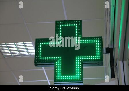 symbole de croix lumineuse à del verte pour une pharmacie Banque D'Images