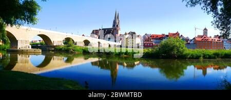 Ratisbonne, Allemagne : la célèbre ligne d'horizon se reflète dans le Danube Banque D'Images