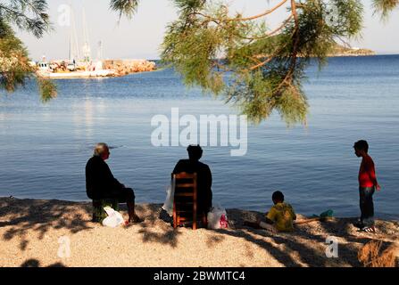 Les gens qui ont le temps de détente de l'autre côté de la mer à Leros, Grèce, 2 mai 2008. Banque D'Images