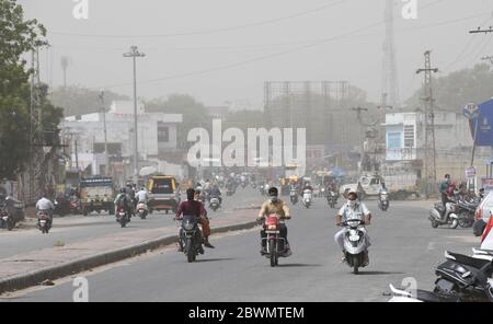 Beawar, Rajasthan, Inde - 2 juin 2020 : les navetteurs traversent une tempête de poussière, à Beawar. Crédit : Sumit Saraswat/Alay Live News Banque D'Images