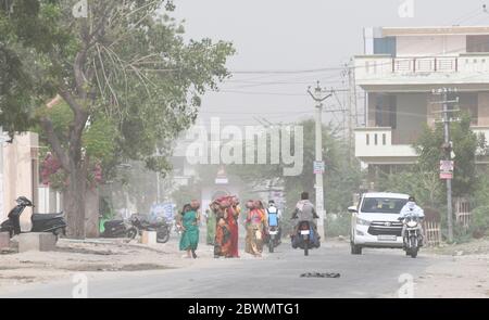 Beawar, Rajasthan, Inde - 2 juin 2020 : les navetteurs traversent une tempête de poussière, à Beawar. Crédit : Sumit Saraswat/Alay Live News Banque D'Images