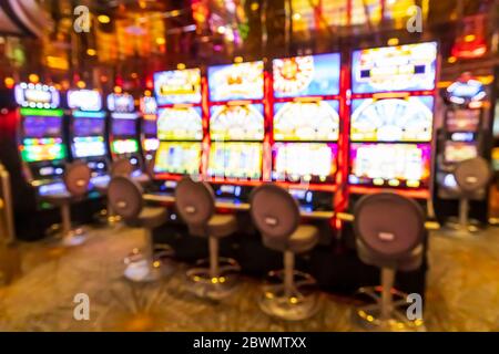 Hors foyer / machines à sous floues dans un casino. Banque D'Images