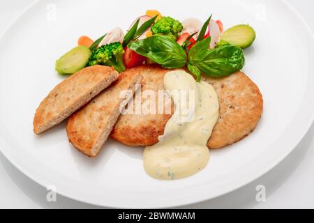 schnitzel, escalope de poulet avec sauce blanche et légumes Banque D'Images