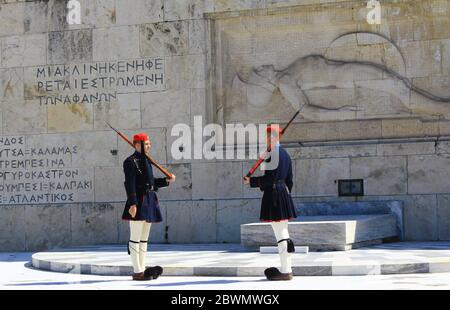 Cérémonie de changement de la garde présidentielle devant le tombeau du soldat inconnu au Parlement grec - Athènes, Grèce, mars 12 2020. Banque D'Images