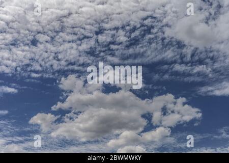 Cirrus et cumulus nuages contre le ciel bleu. Banque D'Images