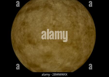 Pleine lune/ Une pleine lune est la phase lunaire qui se produit quand la Lune est complètement illuminée comme vue de la Terre. Espace abstrait avec pleine lune jaune Banque D'Images