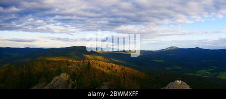 Large Osser, Allemagne / Tchèque: Panorama dans la forêt bavaroise supérieure à l'aube Banque D'Images