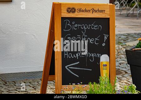 Beer Garden panneau ouvert à Oberammergau en Bavière - OBERAMMERGAU, ALLEMAGNE - 27 MAI 2020 Banque D'Images