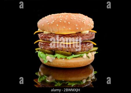 Un double cheeseburger classique avec deux viandes de bœuf Banque D'Images