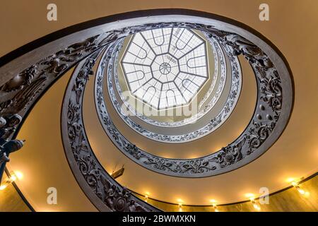Escalier en colimaçon - VUE à angle bas et à grand angle sur le célèbre escalier en colimaçon moderne, près de la sortie des musées du Vatican, Cité du Vatican, Italie. Banque D'Images