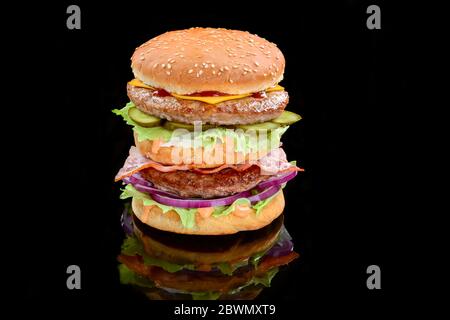 Un double cheeseburger classique avec deux viandes de bœuf Banque D'Images