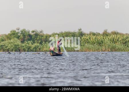 Deux pêcheurs sur leur bateau au parc national de Murchison Falls, en Ouganda. Banque D'Images