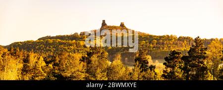 Les ruines du château de Trosky. Deux tours de l'ancien château médiéval sur la colline. Paysage de Paradis tchèque: Cesky raj, République tchèque. Banque D'Images