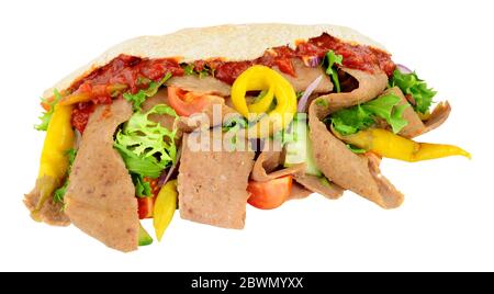 Faire cuire la viande de kebab et la salade fraîche dans un pain pitta isolé sur un fond blanc Banque D'Images