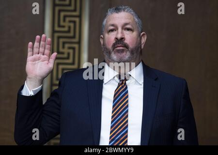 Washington, États-Unis. 02 juin 2020. Henry Lucero, directeur adjoint exécutif, opérations d'application et de renvoi à l'Immigration et à l'application des douanes des États-Unis, est assermenté lors de l'audience de la Commission judiciaire du Sénat intitulée « examen des meilleures pratiques pour l'incarcération et la détention pendant la COVID-19 », dans l'édifice Dirksen à Washington, DC, le mardi 2 juin 2020. Photo de piscine par Tom Williams/UPI crédit: UPI/Alay Live News Banque D'Images